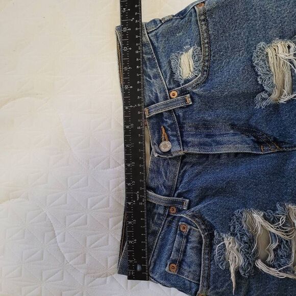 Levi's 550 Relaxed Fit Distresses Cutout Shorts 25" waist. - Picture 6 of 7